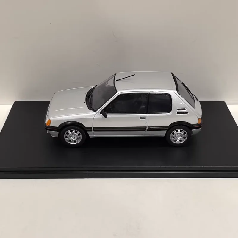 Peugeot 205 GTI 1:24 Scale Die-Cast Model 5 Peugeot 205 GTI 1:24 Scale Die-Cast Model - Image 5
