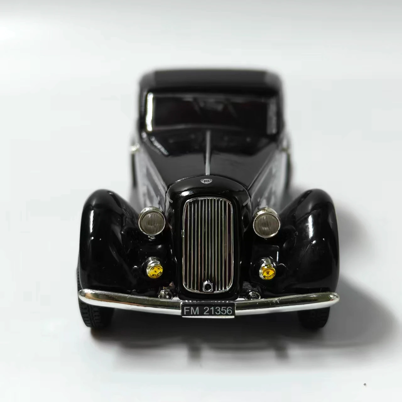 1935 Lancia Astura 1:43 Scale Diecast Model 4 1935 Lancia Astura 1:43 Scale Diecast Model - Image 4