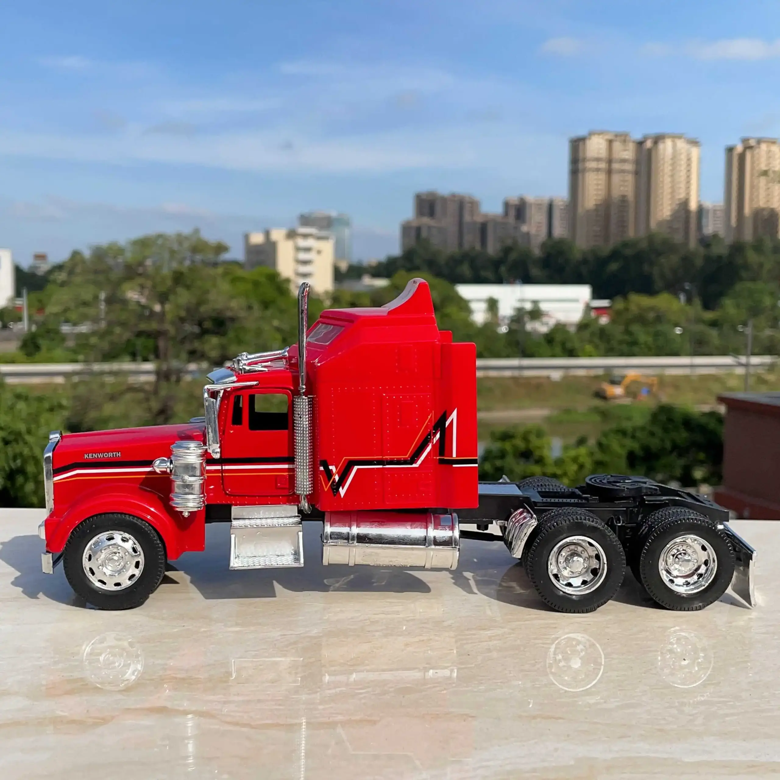 1/32 Scale Diecast Kenworth Heavy Truck Model 3 1/32 Scale Diecast Kenworth Heavy Truck Model - Image 3