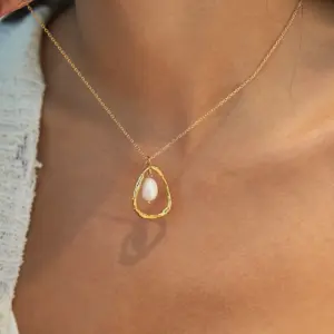 Elegant Gold Stainless Steel Pearl Pendant Necklace