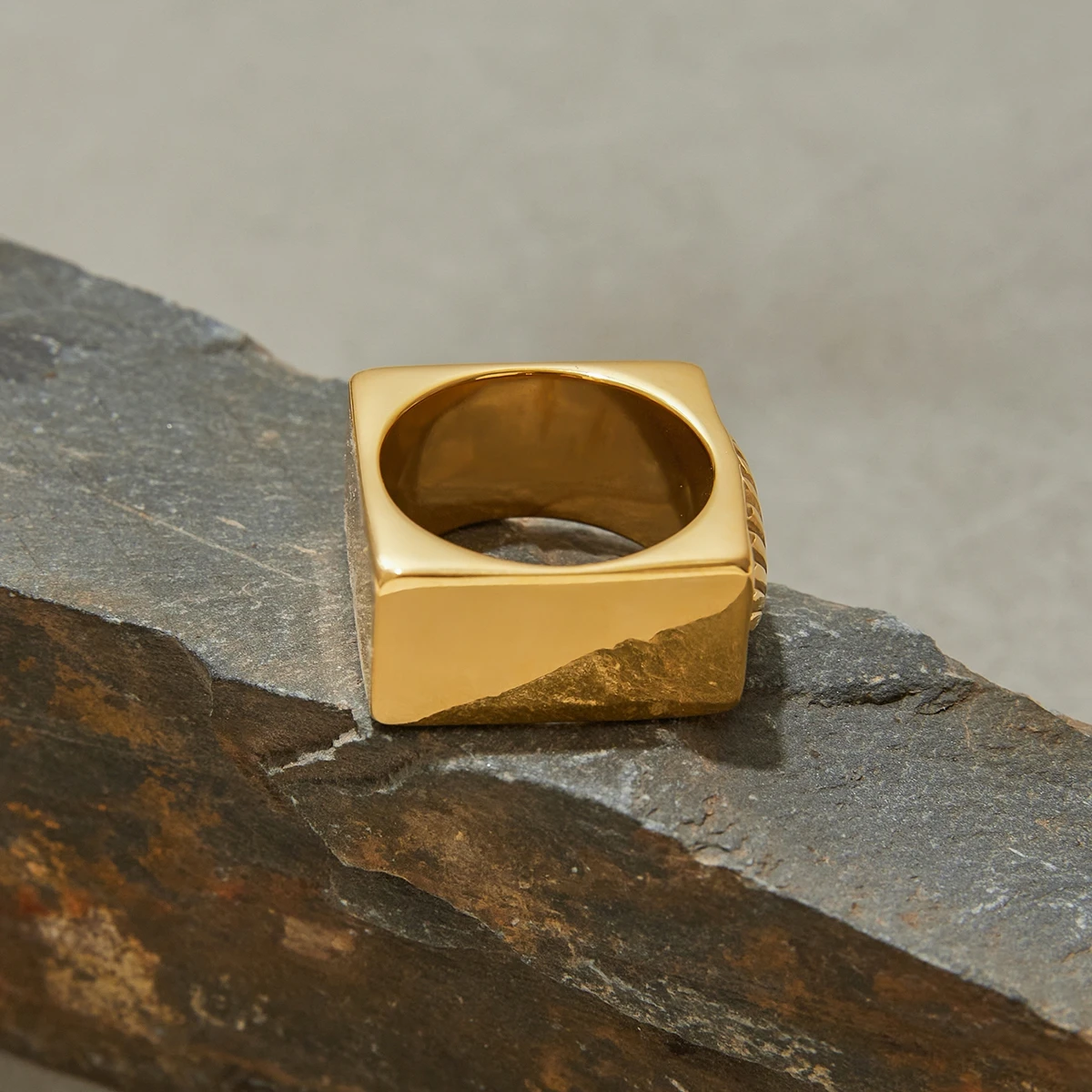 Elegant Gold Stainless Steel Ring with Scallop Shell 3 Elegant Gold Stainless Steel Ring with Scallop Shell - Image 3