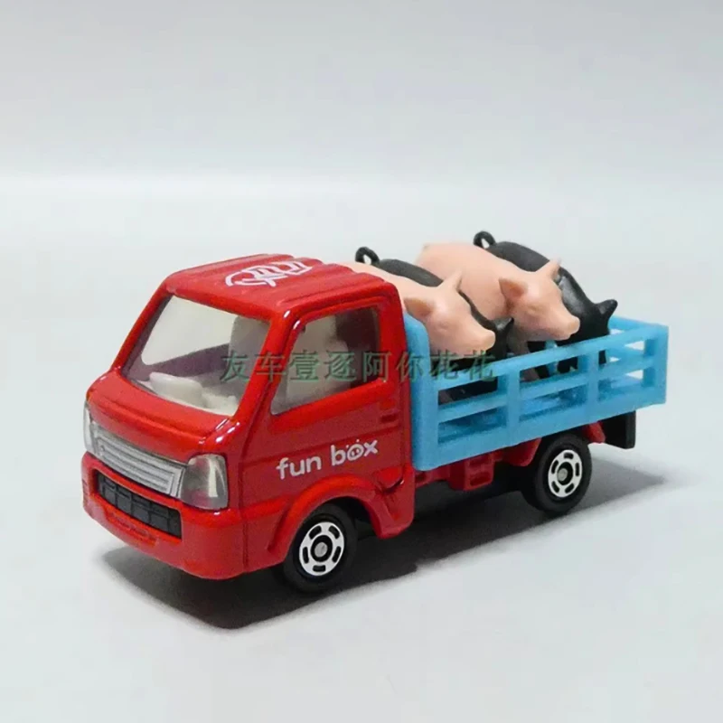 1:64 Scale Suzuki Carry Pig Truck Diecast Model 2 1:64 Scale Suzuki Carry Pig Truck Diecast Model - Image 2