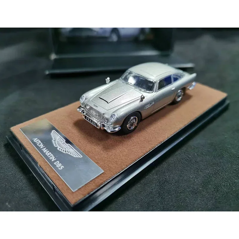 Gold Aston Martin DB5 1:64 Diecast Model 4 Gold Aston Martin DB5 1:64 Diecast Model - Image 4