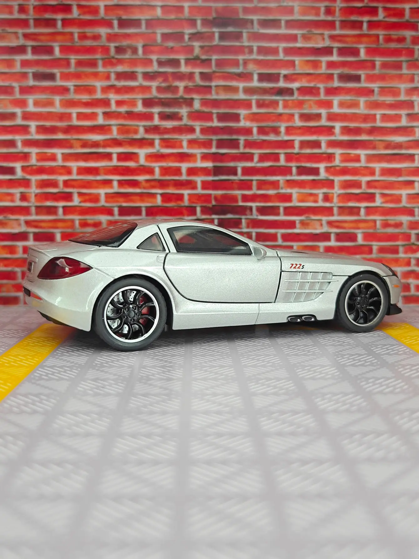 1:32 Silver Diecast Car Model with Lights 6 1:32 Silver Diecast Car Model with Lights - Image 6