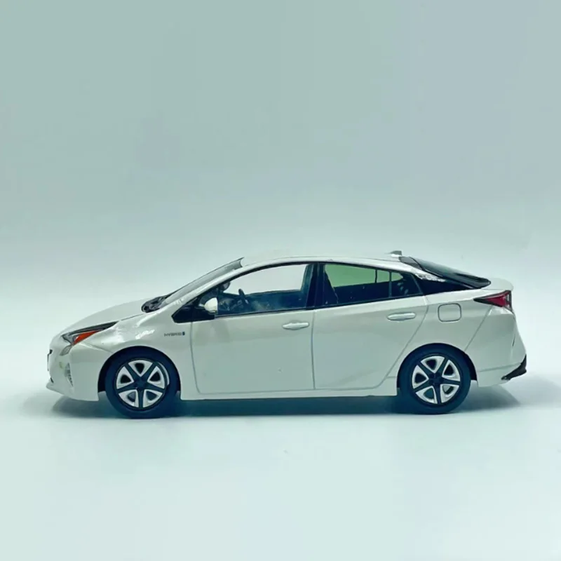 1/30 Scale Toyota Prius Diecast Model 3 1/30 Scale Toyota Prius Diecast Model - Image 3
