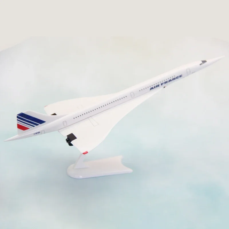 Concorde 25cm Scale Collector's Model Aircraft 2 Concorde 25cm Scale Collector's Model Aircraft - Image 2
