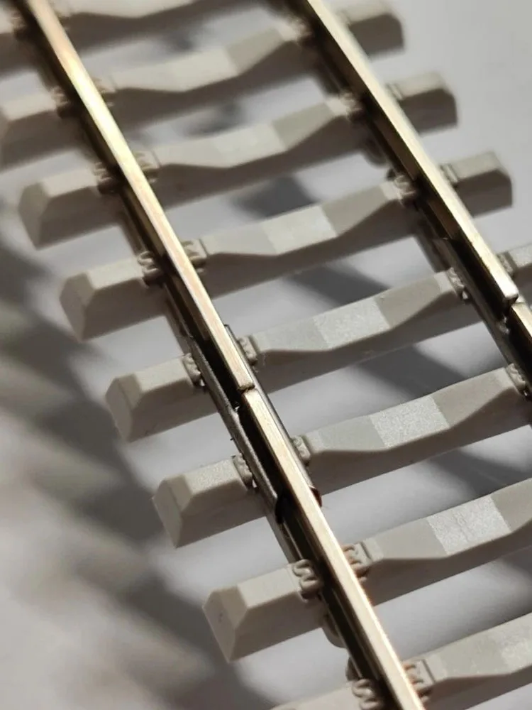 HO Curved Railway Tracks Set (15° Arc, 4 Pieces) 5 HO Curved Railway Tracks Set (15° Arc, 4 Pieces) - Image 5