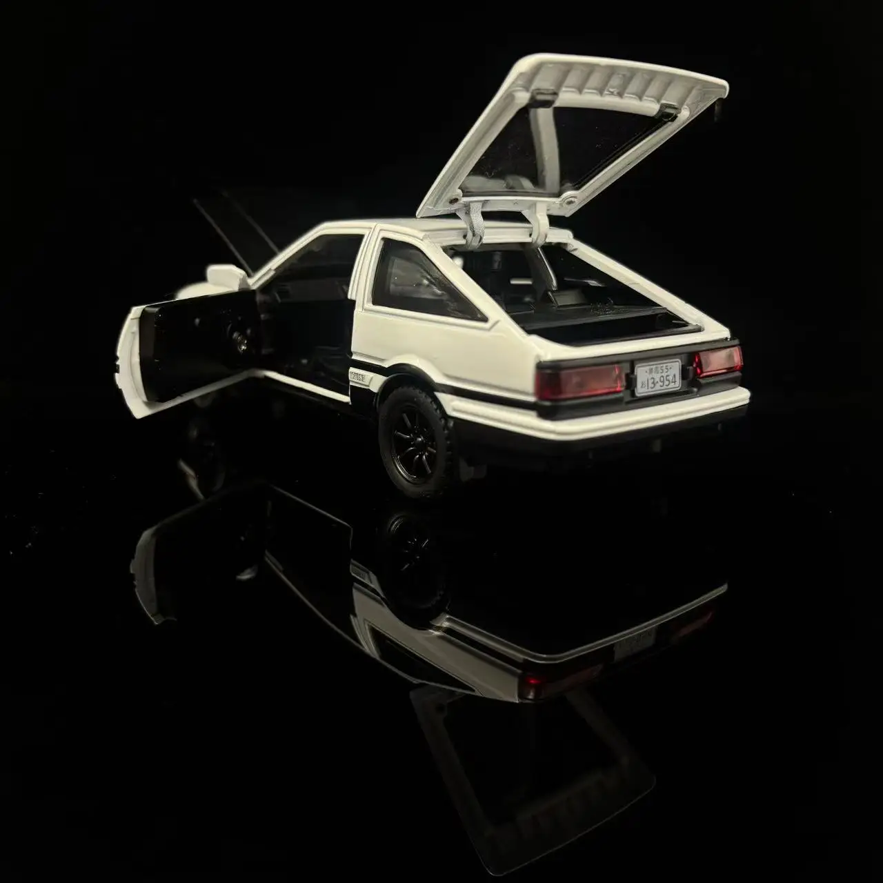 Toyota AE86 1:32 Diecast Model with Lights 3 Toyota AE86 1:32 Diecast Model with Lights - Image 3