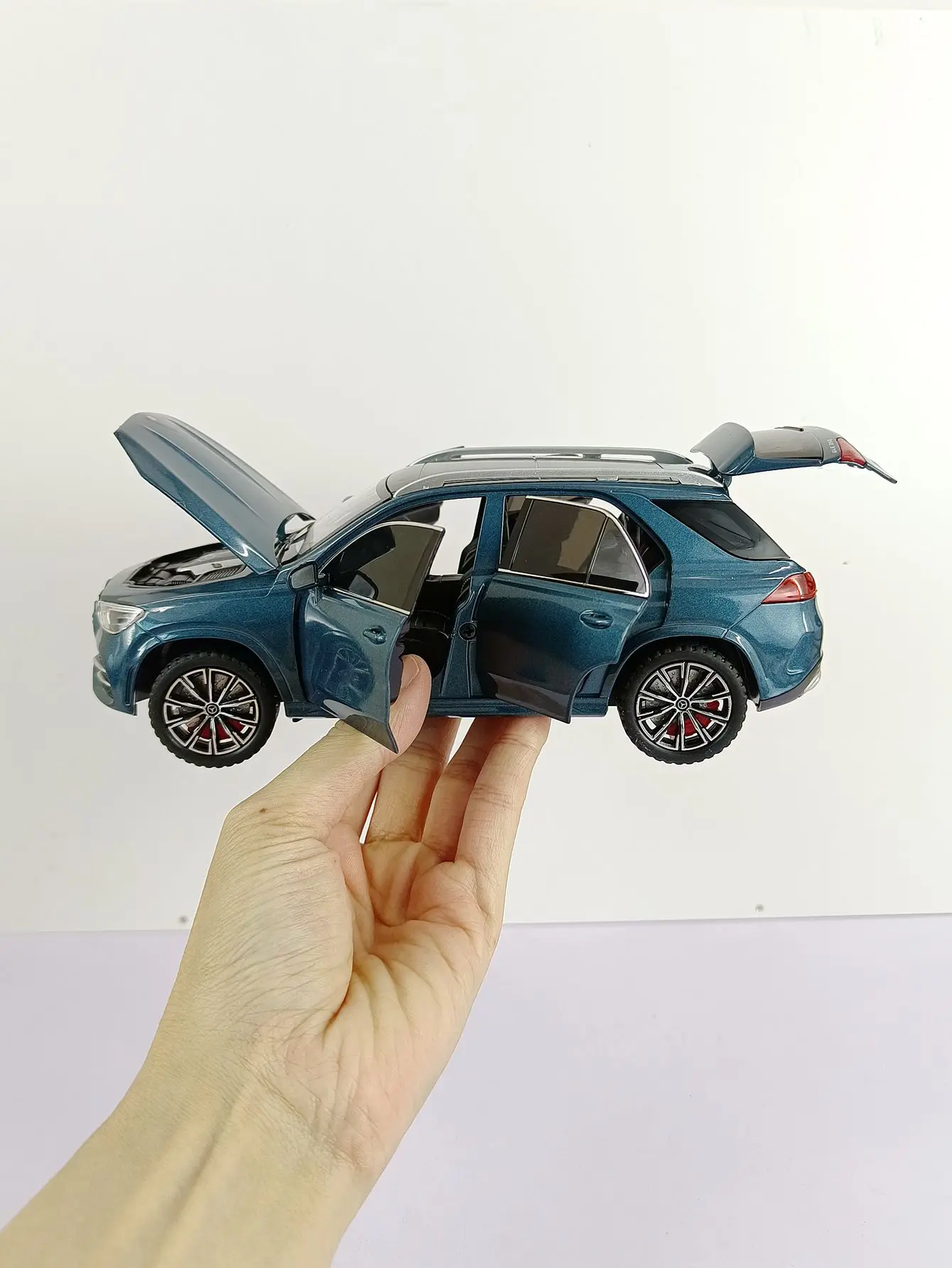 Mercedes Benz GLE350 1:24 Diecast SUV Model 6 Mercedes Benz GLE350 1:24 Diecast SUV Model - Image 6