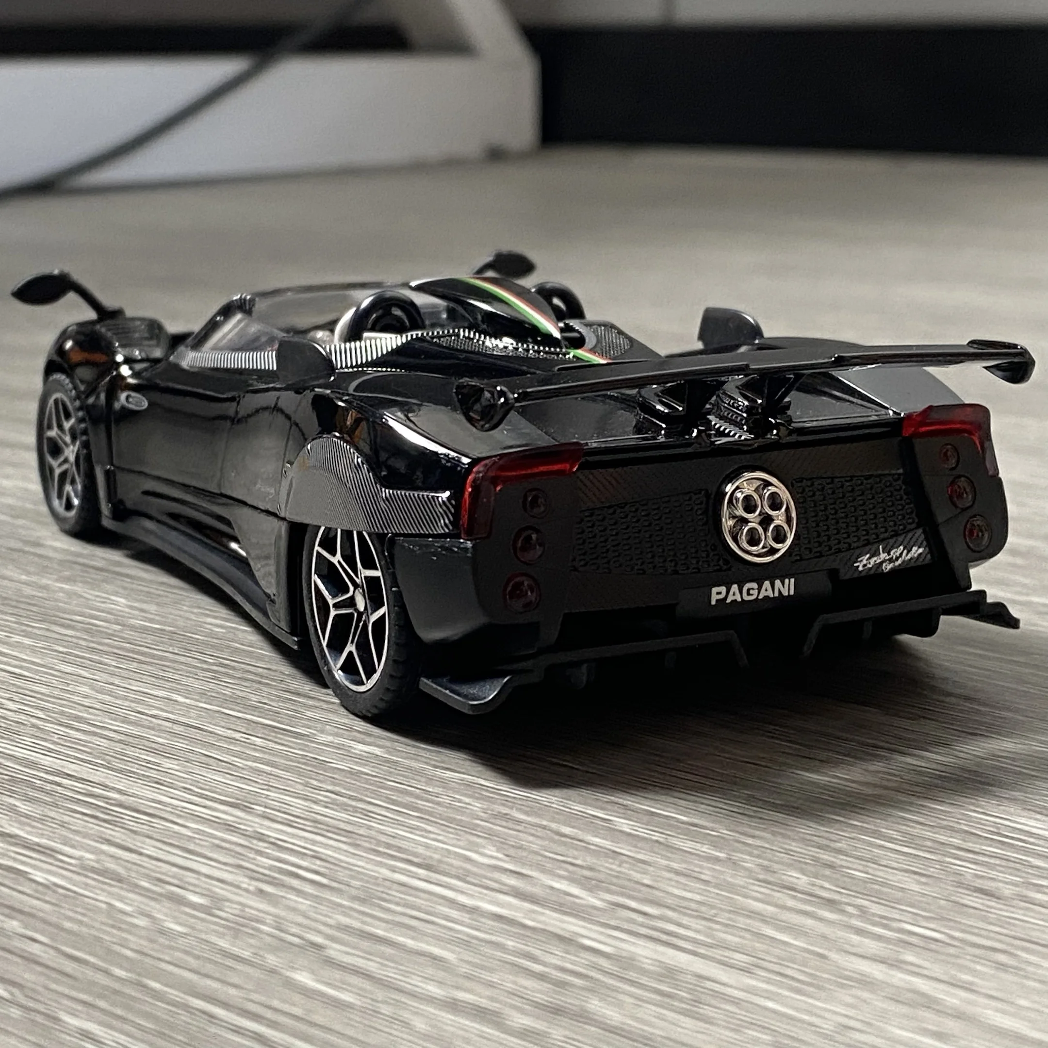 Pagani Zonda HP 2017 1:32 Diecast Replica 5 Pagani Zonda HP 2017 1:32 Diecast Replica - Image 5