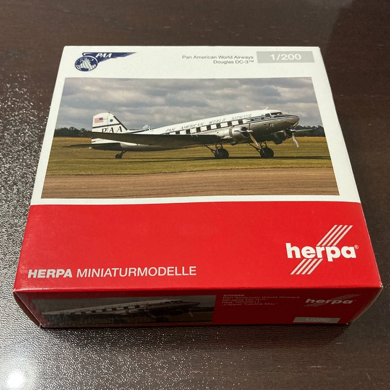 Diecast Douglas DC-3 Model 1:200 Scale 6 Diecast Douglas DC-3 Model 1:200 Scale - Image 6