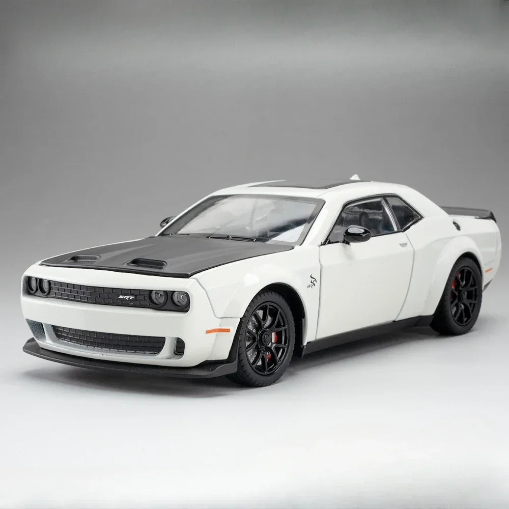 1/24 Scale Dodge Challenger SRT Hellcat Model 7 1/24 Scale Dodge Challenger SRT Hellcat Model - Image 7