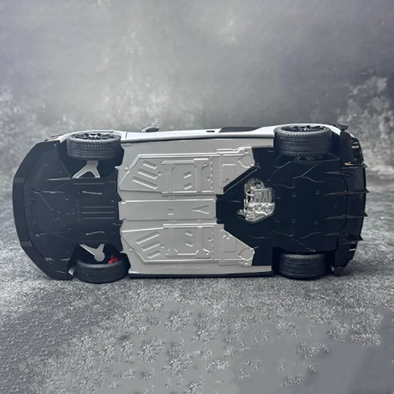 1:18 Scale Modern Sports Car Diecast Model 6 1:18 Scale Modern Sports Car Diecast Model - Image 6
