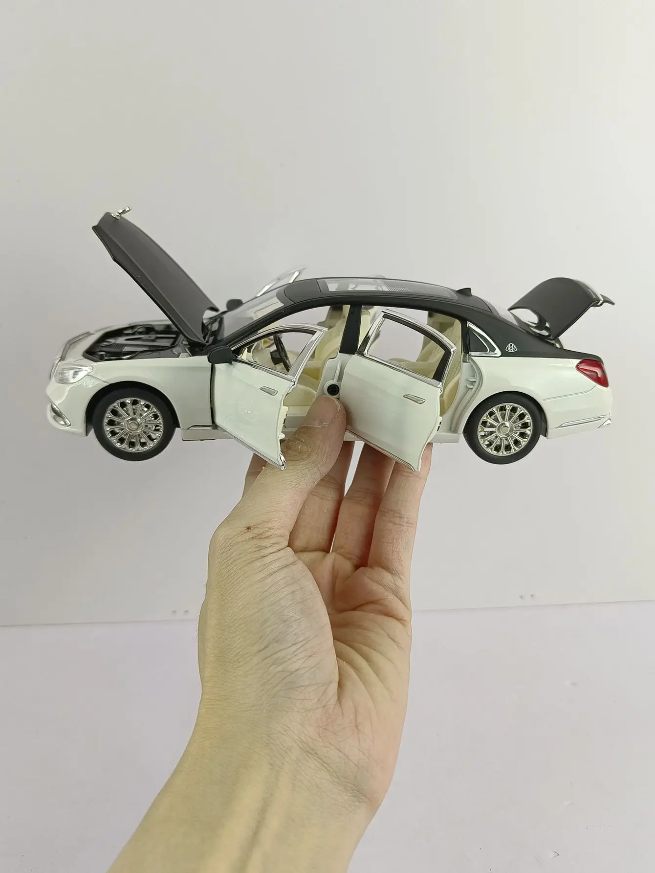 Mercedes Maybach S600 1:24 Diecast Model in Finishes 6 Mercedes Maybach S600 1:24 Diecast Model in Finishes - Image 6