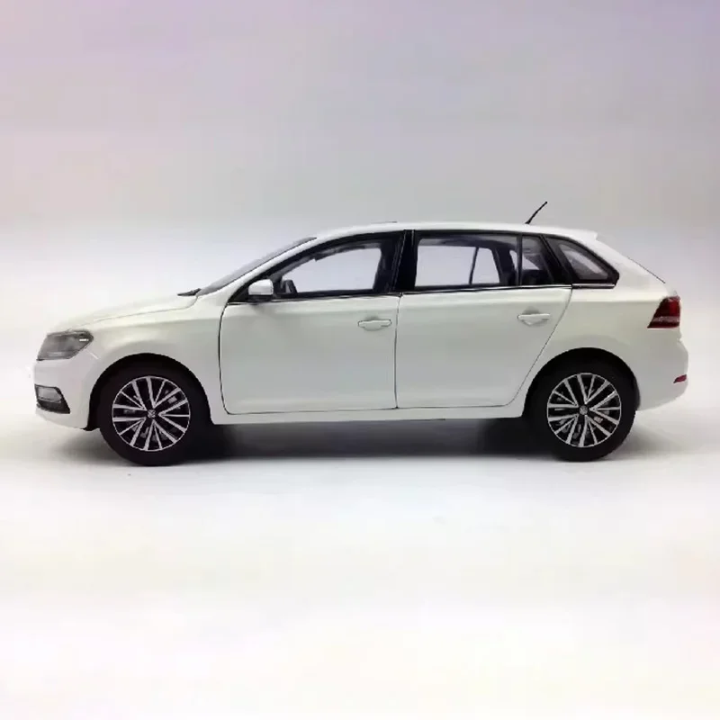 1:18 Scale White Diecast Modern Sedan Model 3 1:18 Scale White Diecast Modern Sedan Model - Image 3