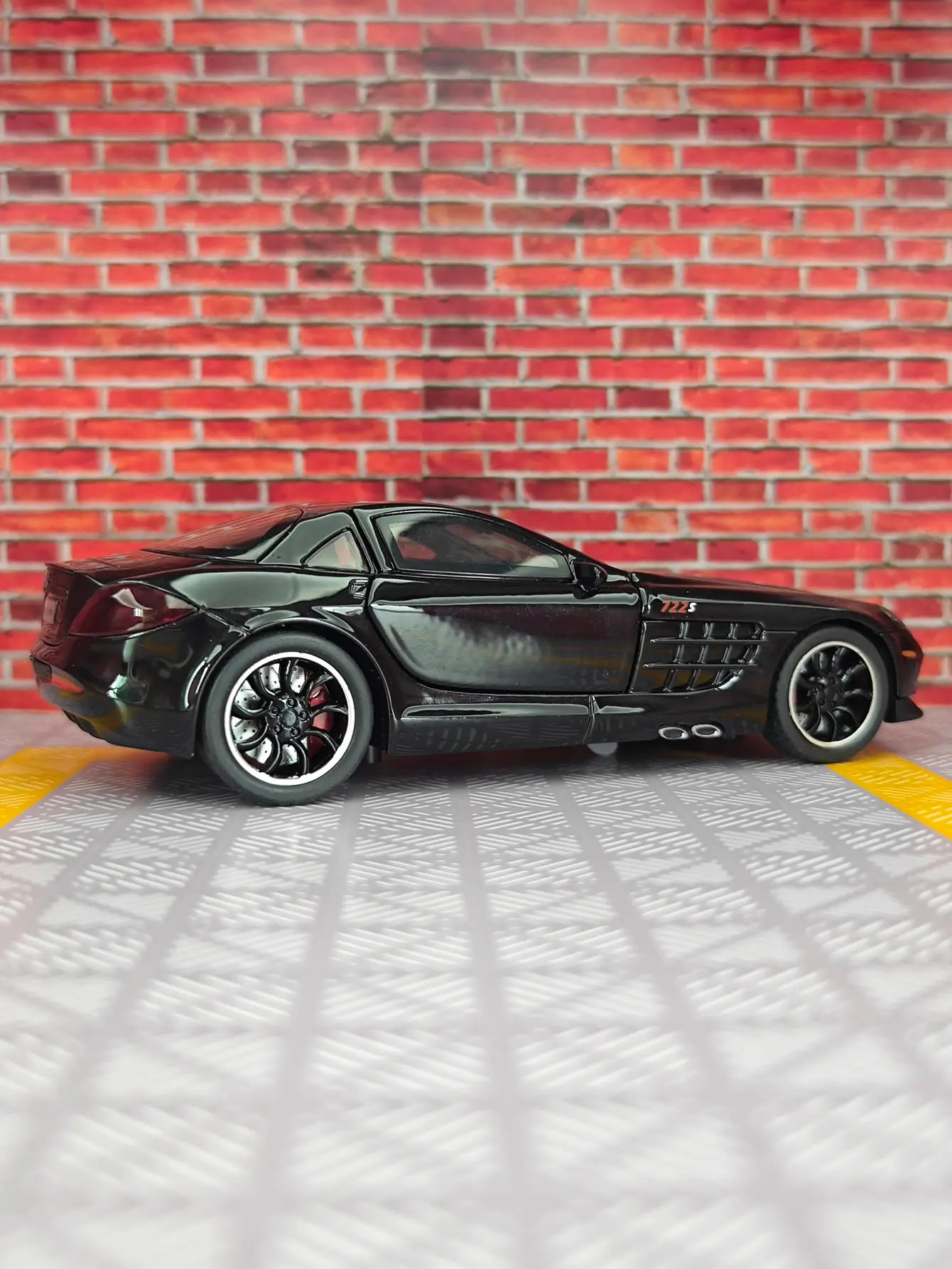 1:32 Silver Diecast Car Model with Lights 5 1:32 Silver Diecast Car Model with Lights - Image 5