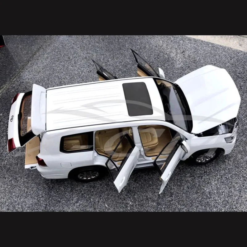 1:18 Scale Toyota LC200 Alloy Model 4 1:18 Scale Toyota LC200 Alloy Model - Image 4