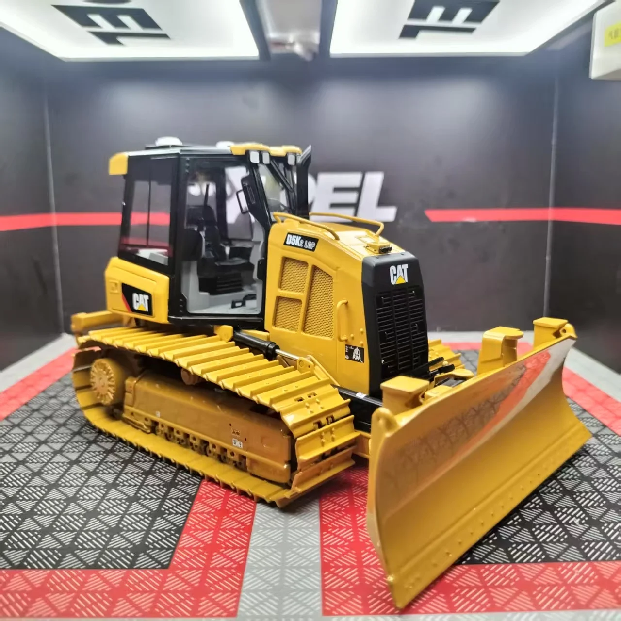 Detailed CAT D5K 2GP Bulldozer Model for Collectors 2 Detailed CAT D5K 2GP Bulldozer Model for Collectors - Image 2