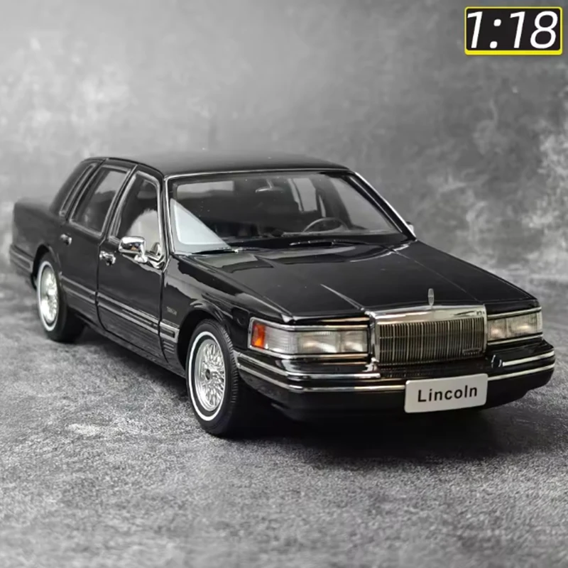 1/18 Lincoln TOWN Diecast Model for Collectors 2 1/18 Lincoln TOWN Diecast Model for Collectors - Image 2