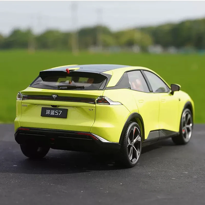 Vibrant Yellow-Green Changan Deepal S7 Model 3 Vibrant Yellow-Green Changan Deepal S7 Model - Image 3