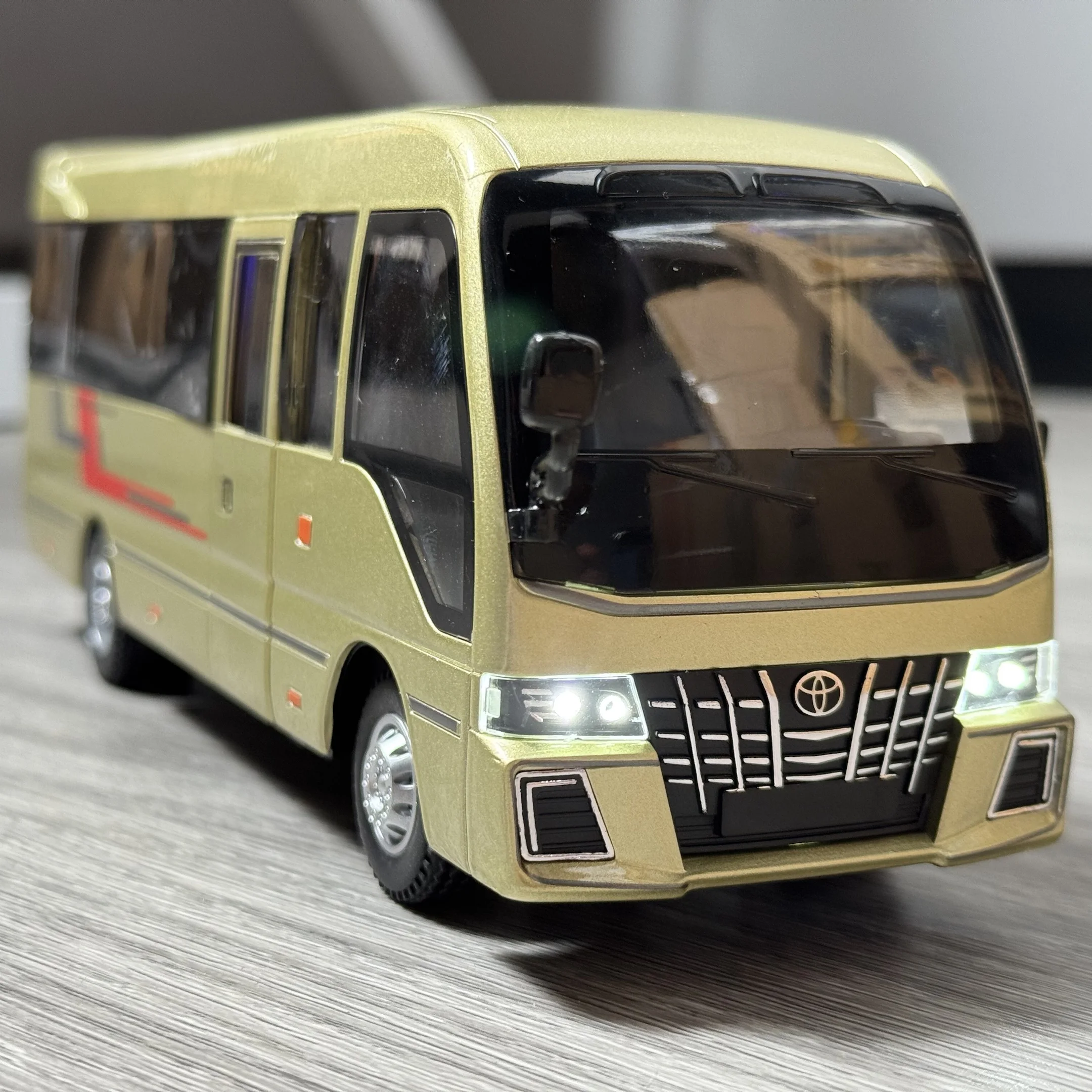 1:32 Scale Toyota Coaster Diecast Model 3 1:32 Scale Toyota Coaster Diecast Model - Image 3