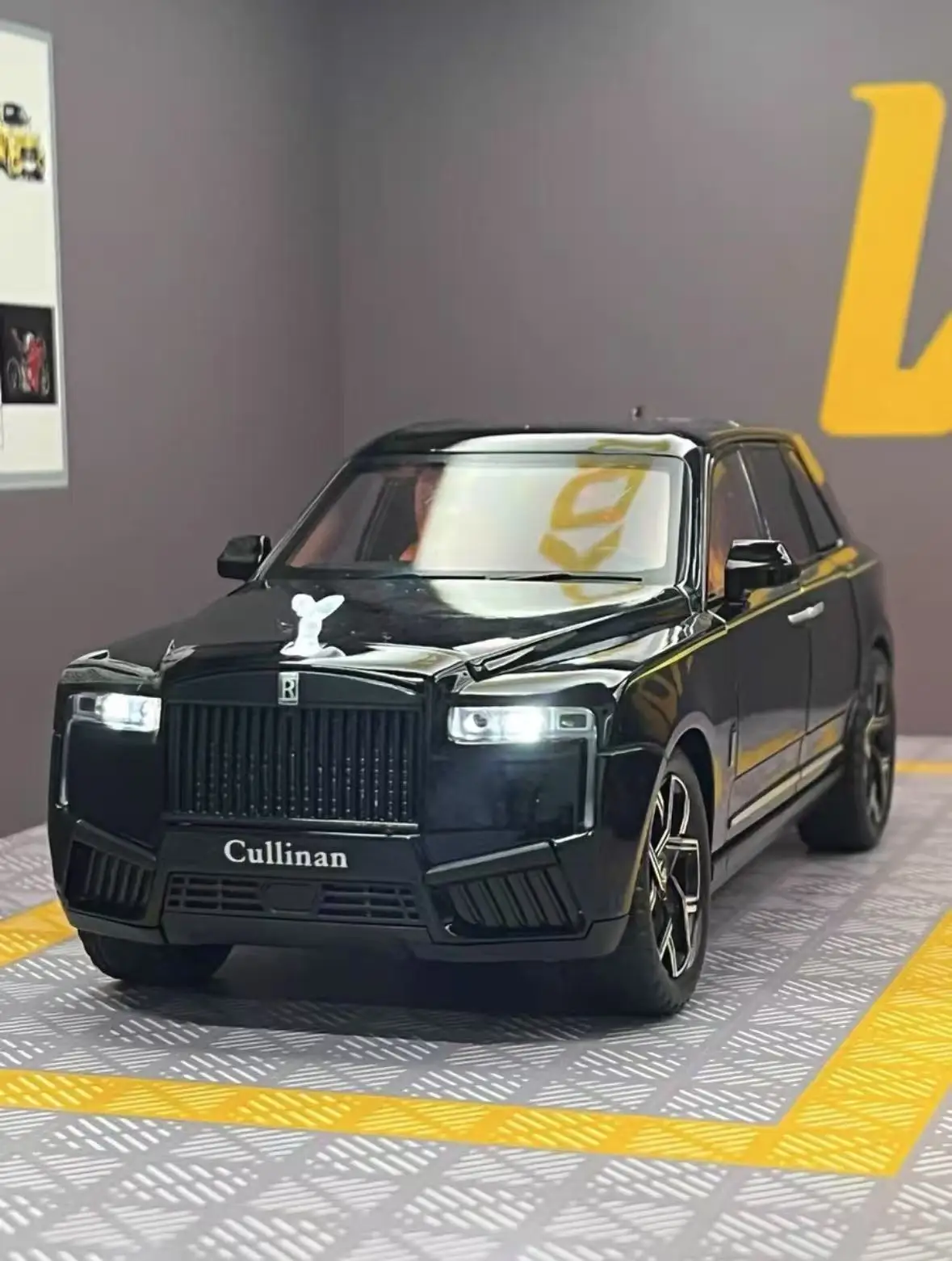 Black Rolls-Royce Cullinan Diecast Model Car 1:24 2 Black Rolls-Royce Cullinan Diecast Model Car 1:24 - Image 2