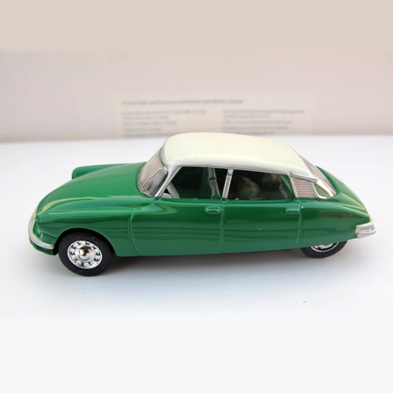 Vintage Green Citroen DS Model for Collectors 3 Vintage Green Citroen DS Model for Collectors - Image 3