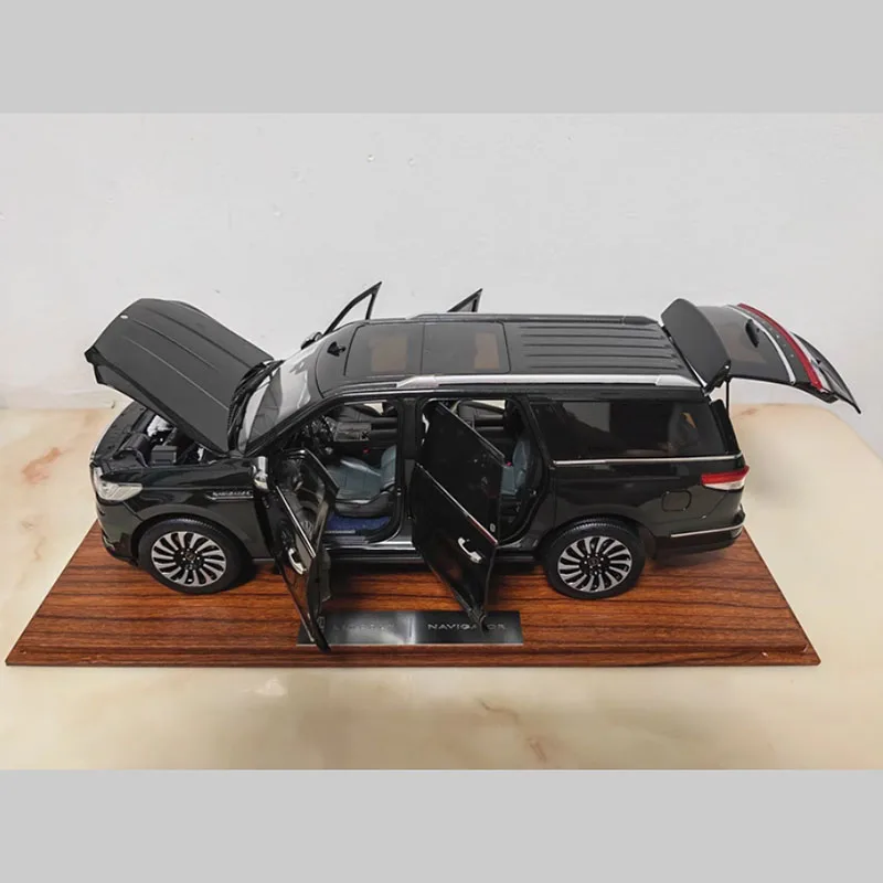 Lincoln Navigator 2023 Diecast Model Collection 2 Lincoln Navigator 2023 Diecast Model Collection - Image 2