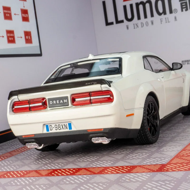 1:24 Scale Challenger Hellcat Diecast Model 3 1:24 Scale Challenger Hellcat Diecast Model - Image 3