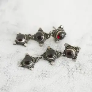 Vintage Red Stone Drop Earrings with Filigree Details 5 S4b6b76d65fee48f4874c99b883f758e0I