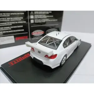 White Holden VF Commodore Diecast Model 1:43 6 S4cef70649ec04806a676174f03e0e6afB