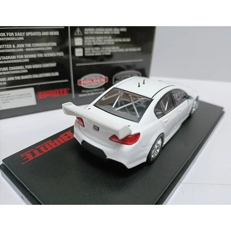 White Holden VF Commodore Diecast Model 1:43 2 White Holden VF Commodore Diecast Model 1:43 - Image 2