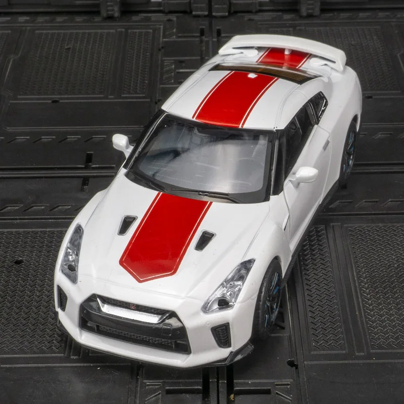 1:32 Nissan GTR 50th Anniversary Diecast Model 3 1:32 Nissan GTR 50th Anniversary Diecast Model - Image 3