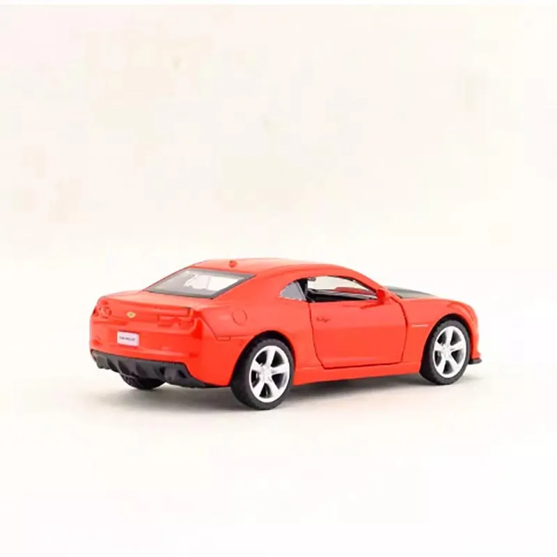 Red Chevrolet Camaro SS 1:43 Diecast Model 6 Red Chevrolet Camaro SS 1:43 Diecast Model - Image 6