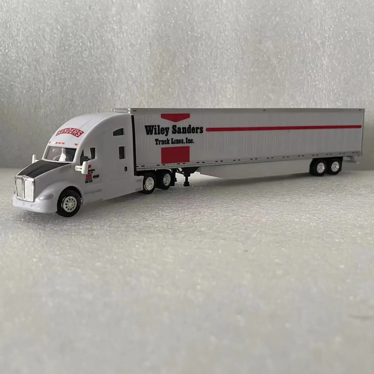 Detailed 1/87 Peterbilt 579 Refrigerated Truck Model 4 Detailed 1/87 Peterbilt 579 Refrigerated Truck Model - Image 4
