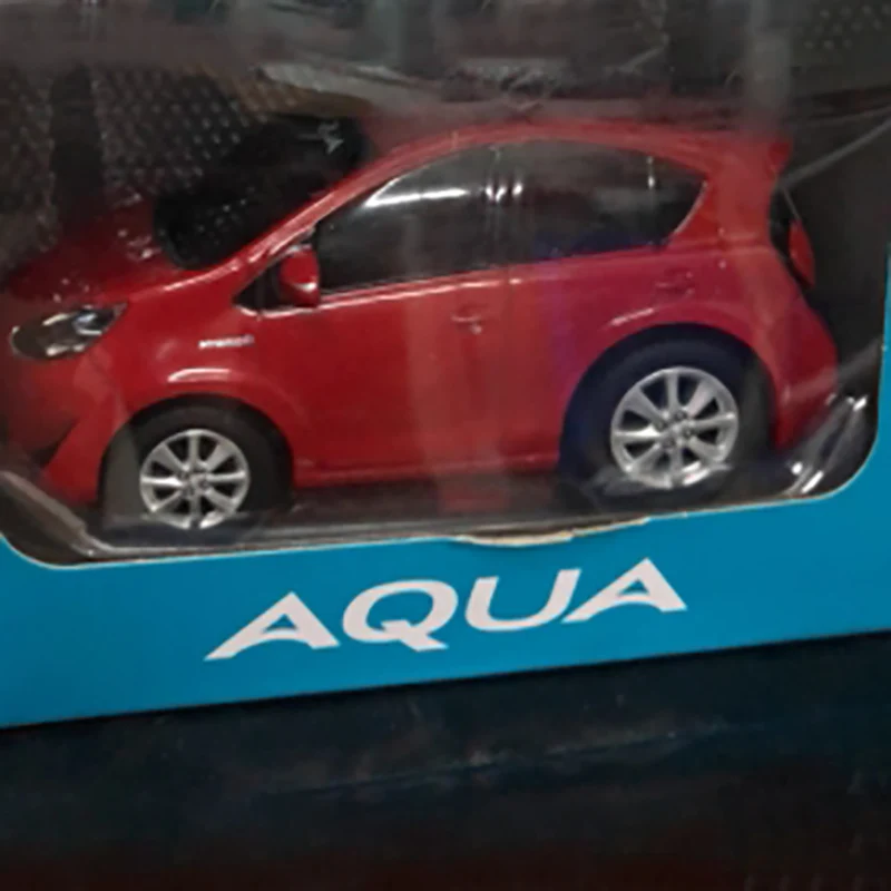 1/30 Scale Diecast Car Collectible Set 3 1/30 Scale Diecast Car Collectible Set - Image 3