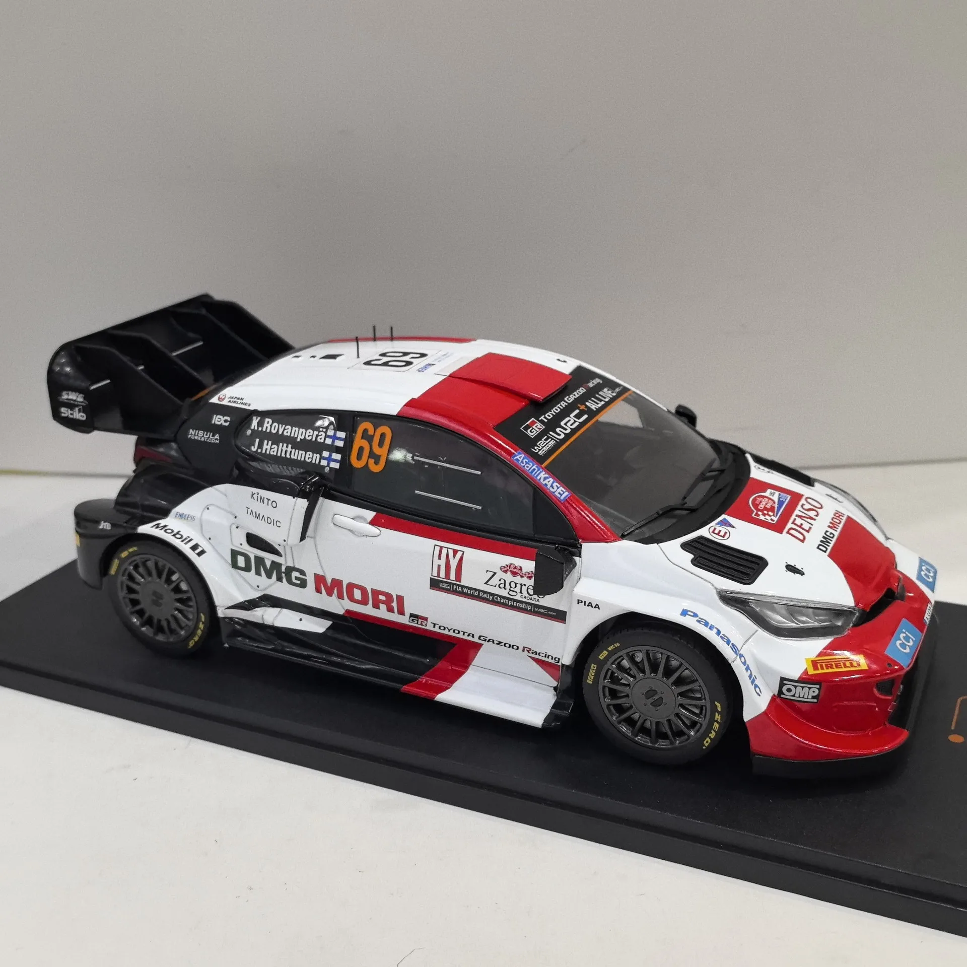 1:18 White Diecast Racing Car Model 4 1:18 White Diecast Racing Car Model - Image 4