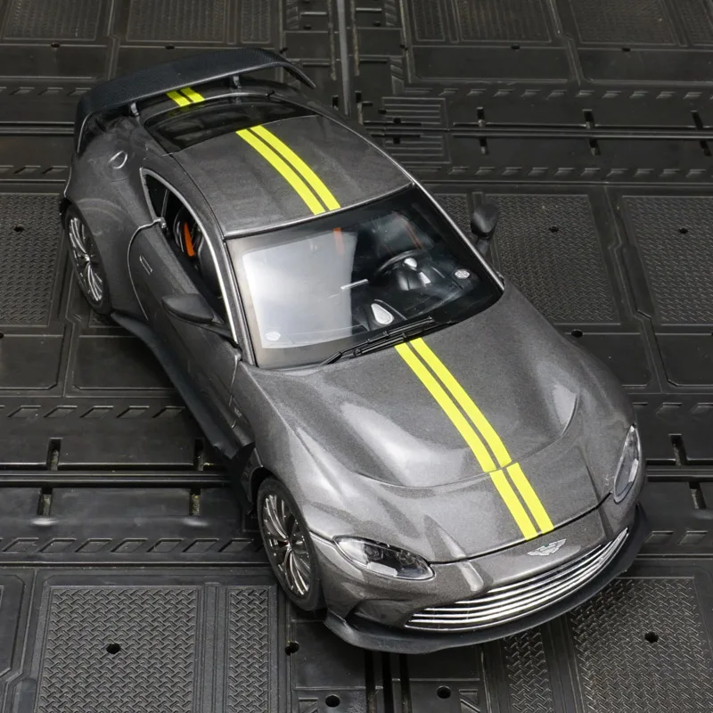 1:24 Scale Diecast Aston Martin Vantage V12 Model 2 1:24 Scale Diecast Aston Martin Vantage V12 Model - Image 2