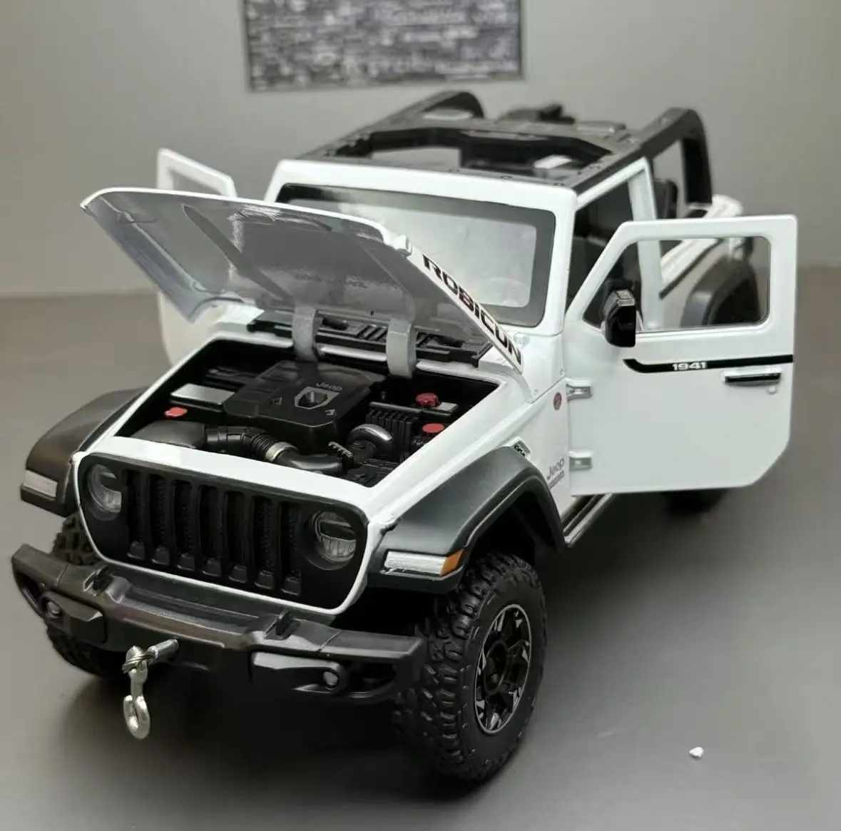 Vibrant 1/24 Diecast Jeep Wrangler Model 2 Vibrant 1/24 Diecast Jeep Wrangler Model - Image 2