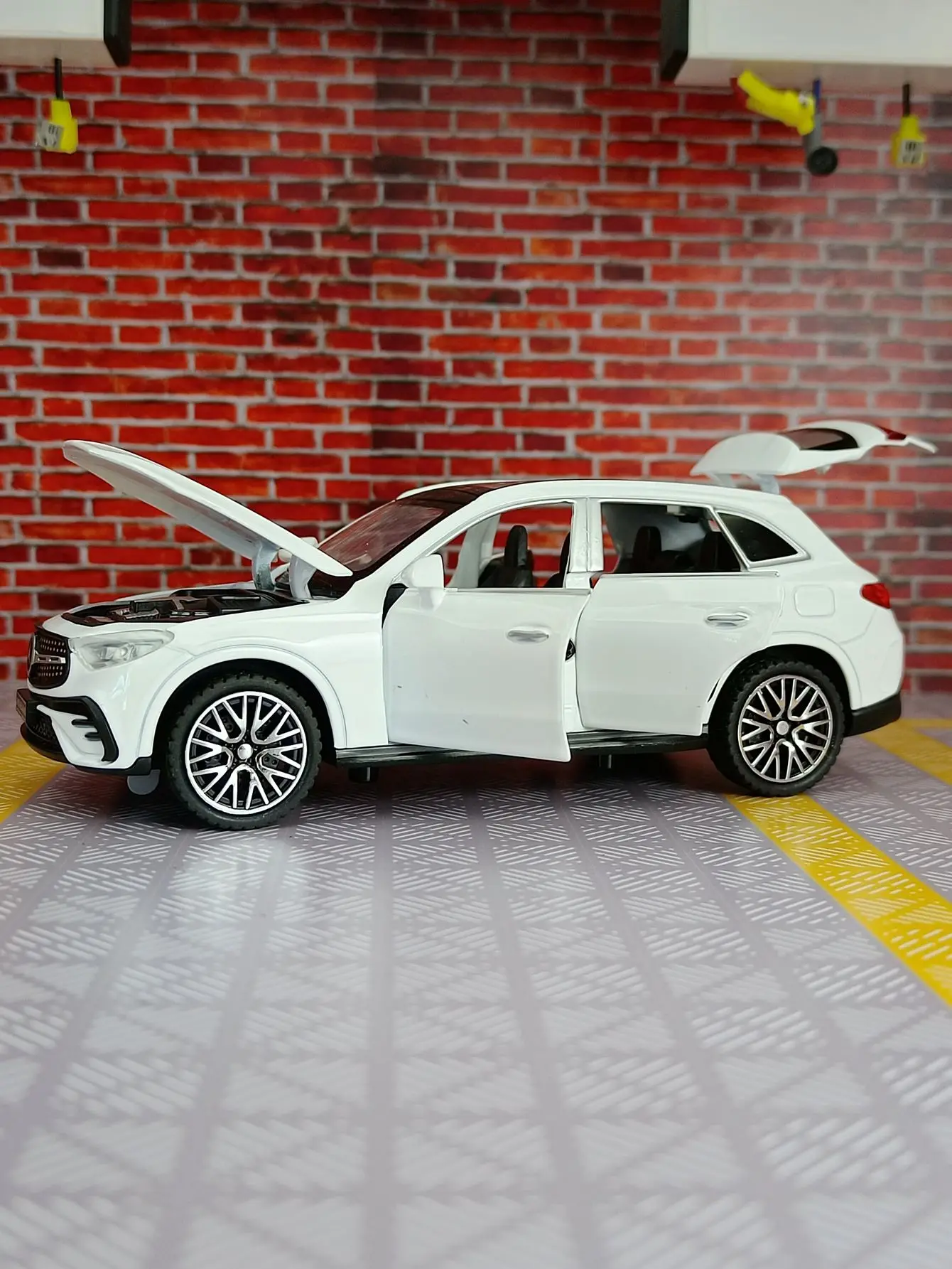 Mercedes-Benz GLC400 1:32 Diecast Model Car 2 Mercedes-Benz GLC400 1:32 Diecast Model Car - Image 2