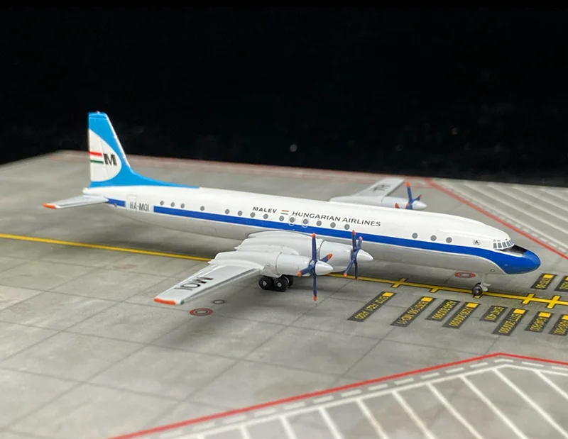 Ilyushin Il-18 Malév Airline Model 1:400 Scale 5 Ilyushin Il-18 Malév Airline Model 1:400 Scale - Image 5