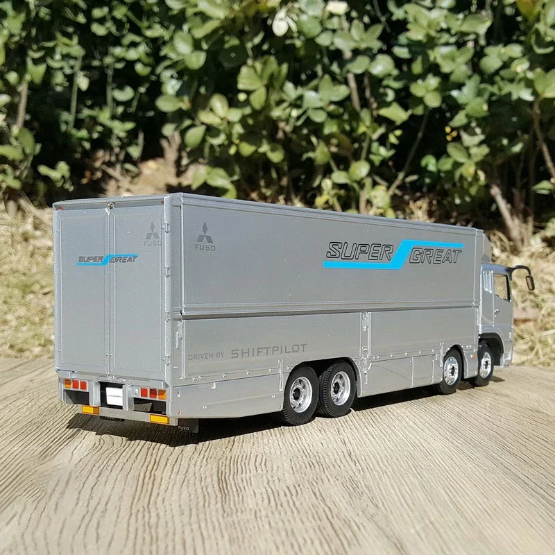 Detailed Mitsubishi FUSO Super Great Scale Model 5 Detailed Mitsubishi FUSO Super Great Scale Model - Image 5