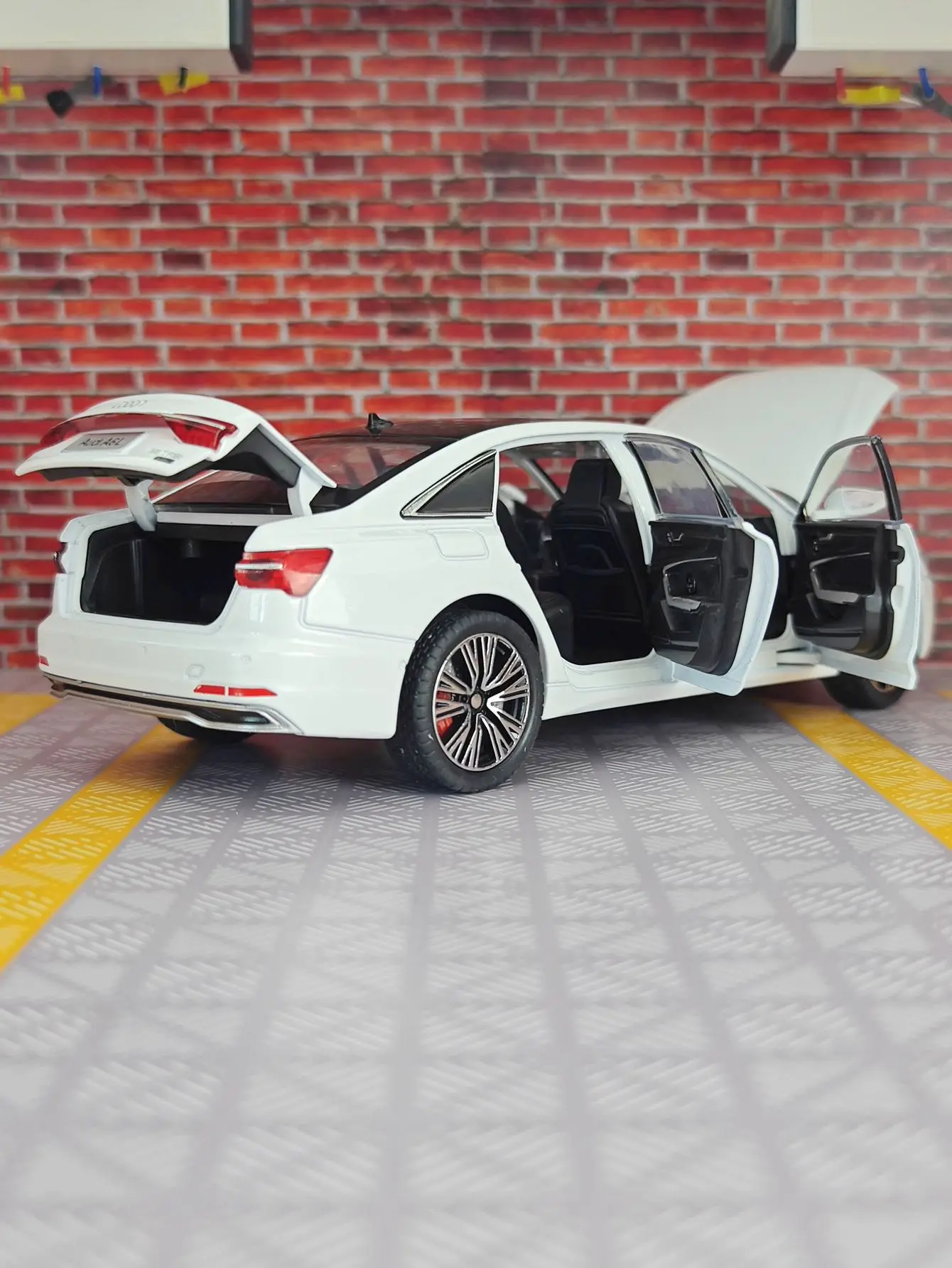 1:24 Scale Black Diecast A6L Model 4 1:24 Scale Black Diecast A6L Model - Image 4