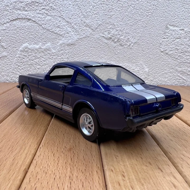 Flawed 1:32 Scale Ford Mustang Shelby GT350 Model 4 Flawed 1:32 Scale Ford Mustang Shelby GT350 Model - Image 4