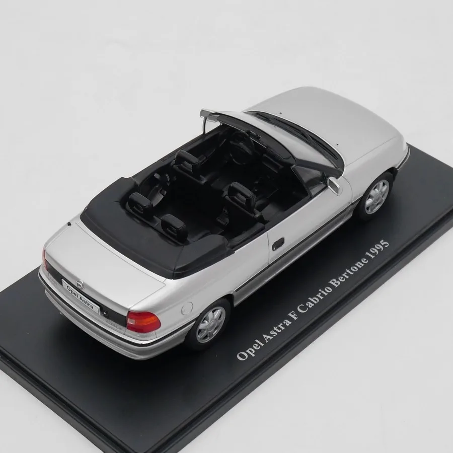 Opel Astra F Cabrio 1:24 Diecast Model 4 Opel Astra F Cabrio 1:24 Diecast Model - Image 4