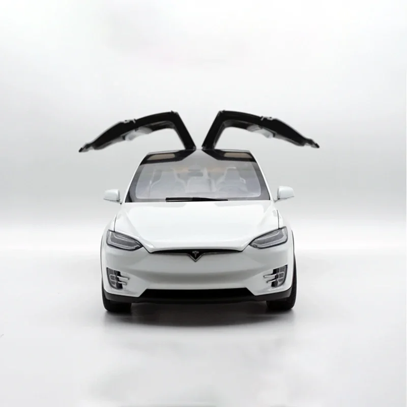 White 1:18 Scale Model X Die-Cast SUV 6 White 1:18 Scale Model X Die-Cast SUV - Image 6