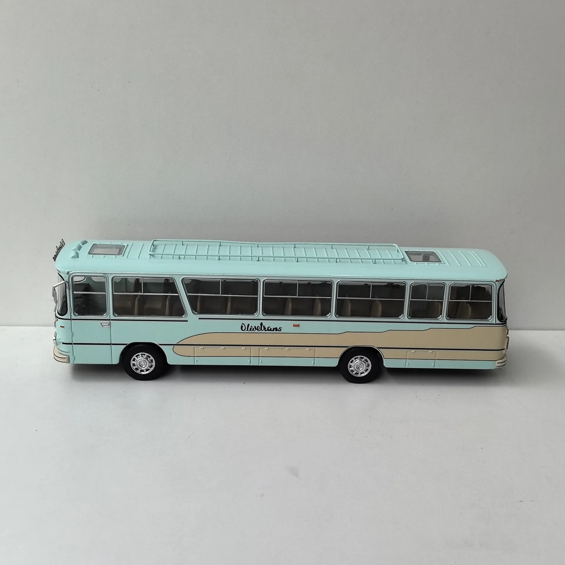 Vintage 1:43 Diecast Bus Model for Collectors 2 Vintage 1:43 Diecast Bus Model for Collectors - Image 2