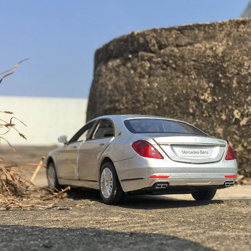 1:32 Mercedes-Maybach S600 Diecast Model 5 1:32 Mercedes-Maybach S600 Diecast Model - Image 5
