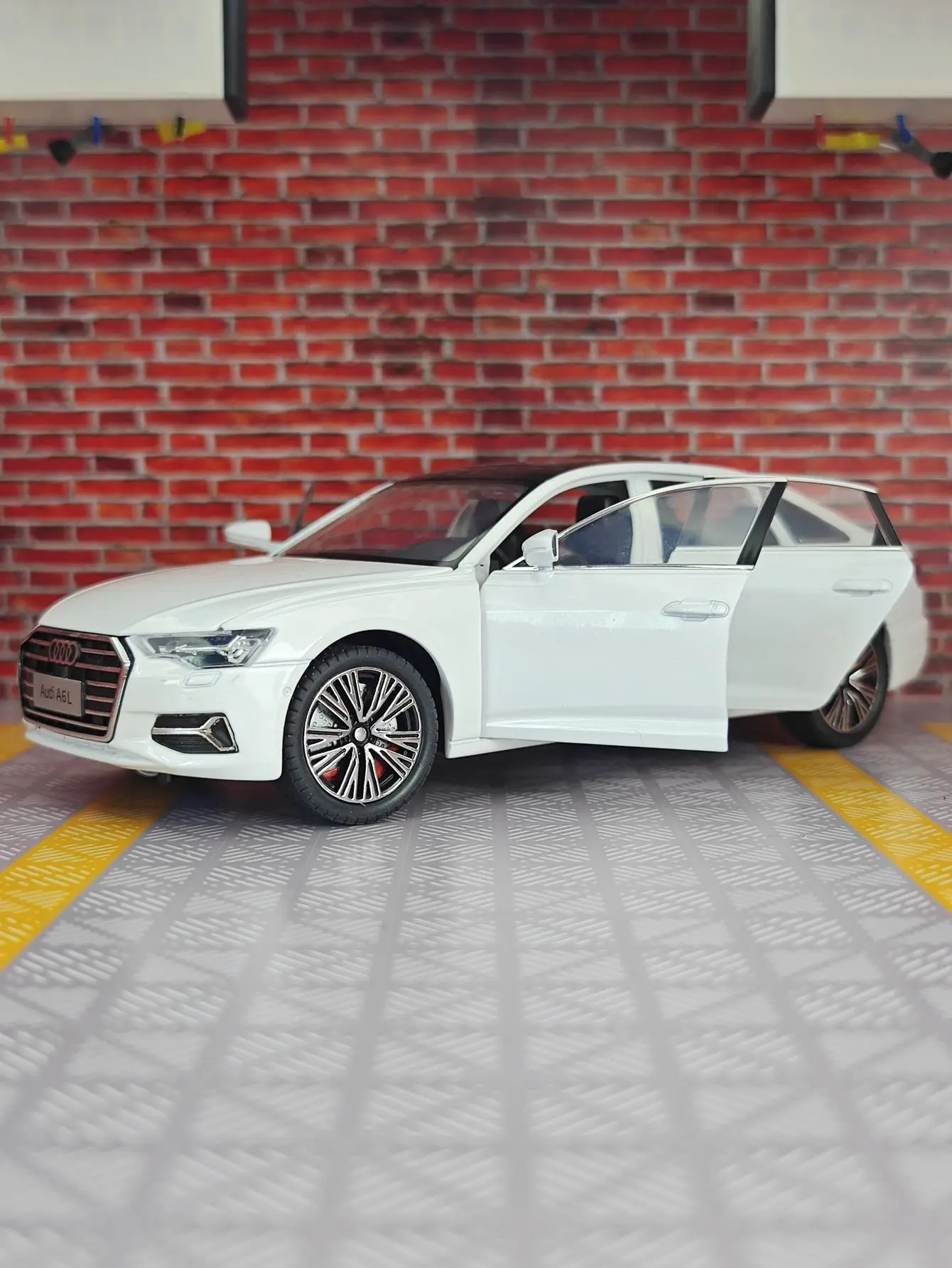 1:24 Scale Black Diecast A6L Model 3 1:24 Scale Black Diecast A6L Model - Image 3