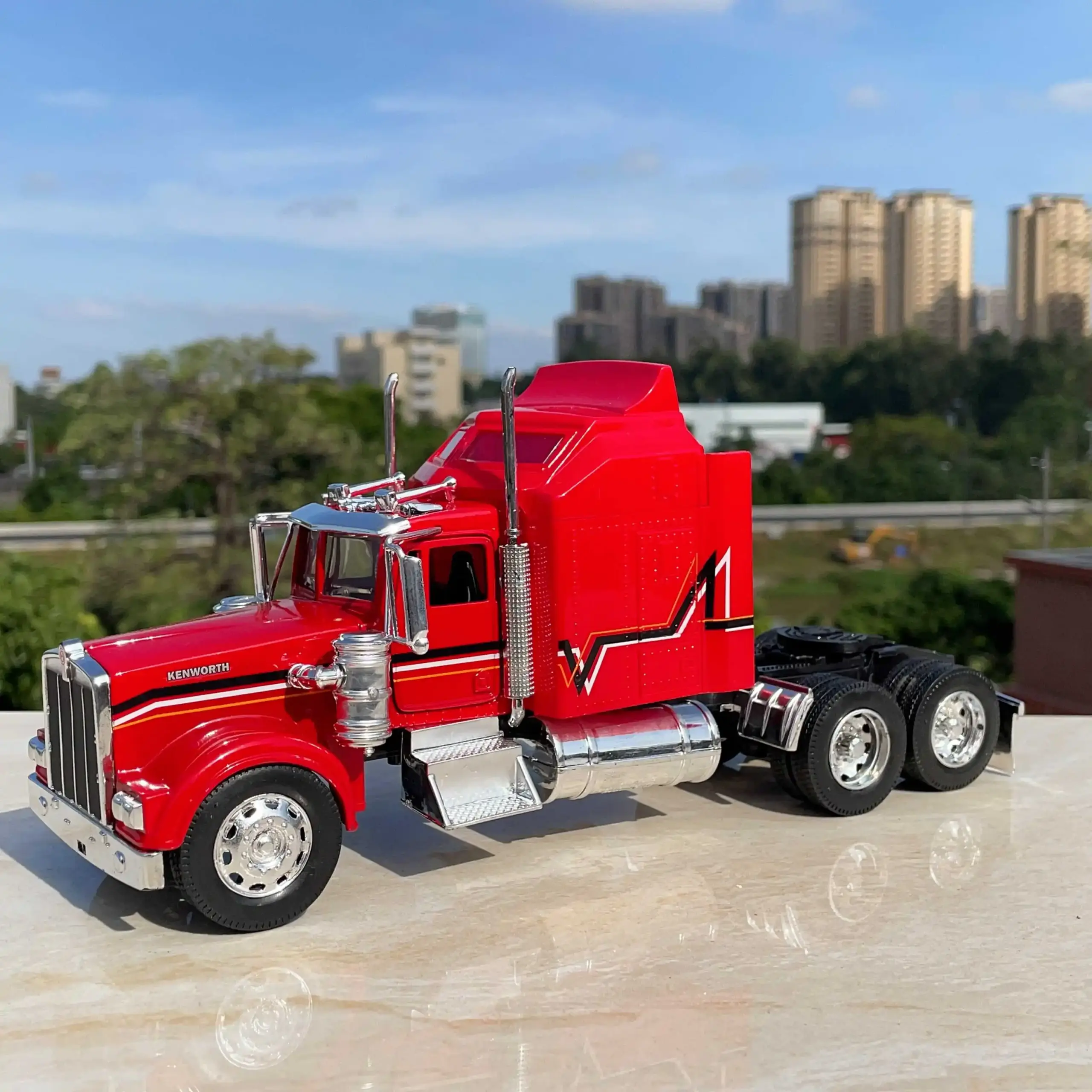 1/32 Scale Diecast Kenworth Heavy Truck Model 2 1/32 Scale Diecast Kenworth Heavy Truck Model - Image 2